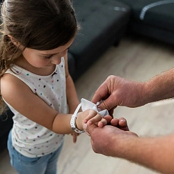 В РТУ МИРЭА рассказали об опасности влажных салфеток для детской кожи