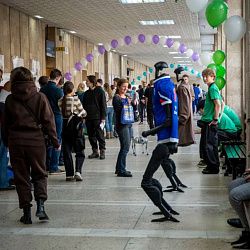 В РТУ МИРЭА состоялось первое в России дефиле человекоподобных роботов в костюмах инженерных специальностей