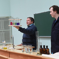 Доцент кафедры неорганической химии Андрей Дорохов дал интервью изданию «Аргументы и факты»