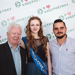 Выпускникам Института кибернетики торжественно вручили дипломы