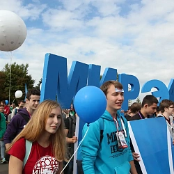 Первокурсники Московского технологического университета приняли участие в Параде российского студенчества на Поклонной горе