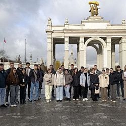 Институт международного образования провёл экскурсию по территории ВДНХ для иностранных студентов