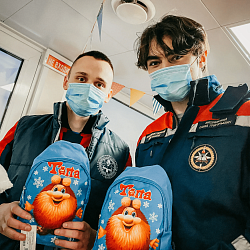 Добровольцы ВСКС подарили маленьким пациентам праздник в детской больнице