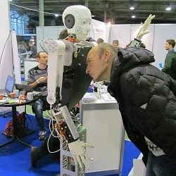 Студенты Университета и Колледжа при Университете заняли призовые места в соревнованиях по робототехнике, проходивших в рамках выставки Robotics Expo 2015. 