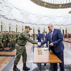 Выпускников ВУЦ поздравили с окончанием военной подготовки